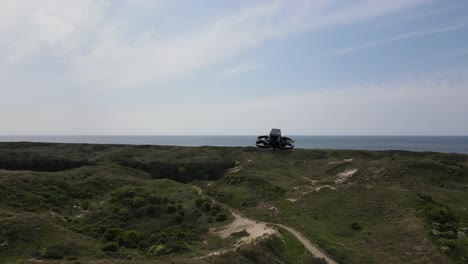 Un-Pequeño-Dron-FPV-Se-Cierne-Sobre-Un-Paisaje-Natural-Verde,-Dunas-De-Schoorl,-Países-Bajos