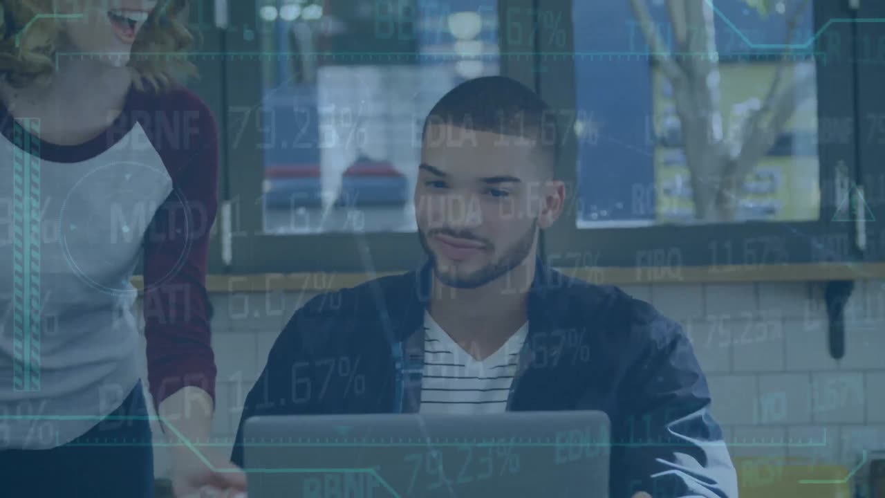 animación del procesamiento de datos del mercado de valores sobre hombres y mujeres diversos discutiendo en la oficina