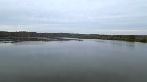 Subida-Sobre-El-Lago-En-El-Parque-Creve-Coeur-En-Missouri,-Drone-Aéreo