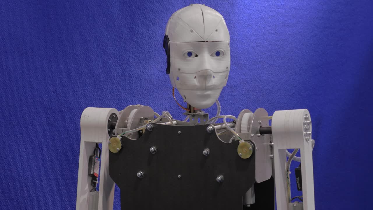 robot che si guarda intorno e agita la mano