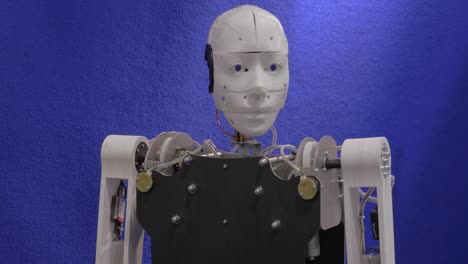 robot mirando a su alrededor y agitando la mano