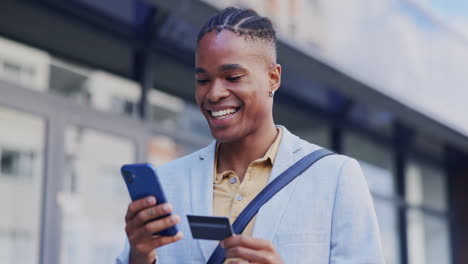 Hombre-Negro,-Teléfono-Y-Tarjeta-De-Crédito-En-La-Ciudad