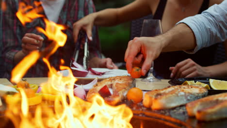 mujer irreconocible cocinando comida de barbacoa