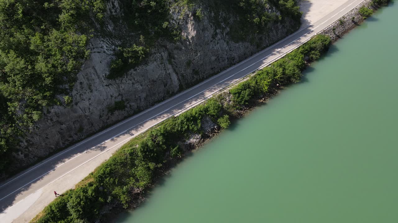 보스니아, 모스타르의 네레트바 강변을 따라 주요 도로의 드론 뷰