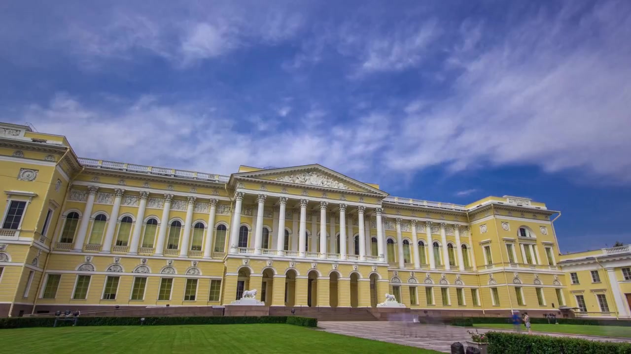O Museu Estatal Russo Hyperlapse - Apresentando a Maior Coleção de Arte Russa do Mundo. Capturado sob um Céu Azul Nublado com um Gramado Verde Exuberante. São Petersburgo, Rússia