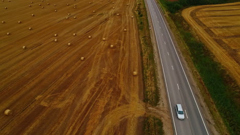 Luftaufnahme-Von-Landschaft,-Betonstraße,-Ländliches-Feld,-Autos,-Die-Vorbeifahren,-Drohne,-Video