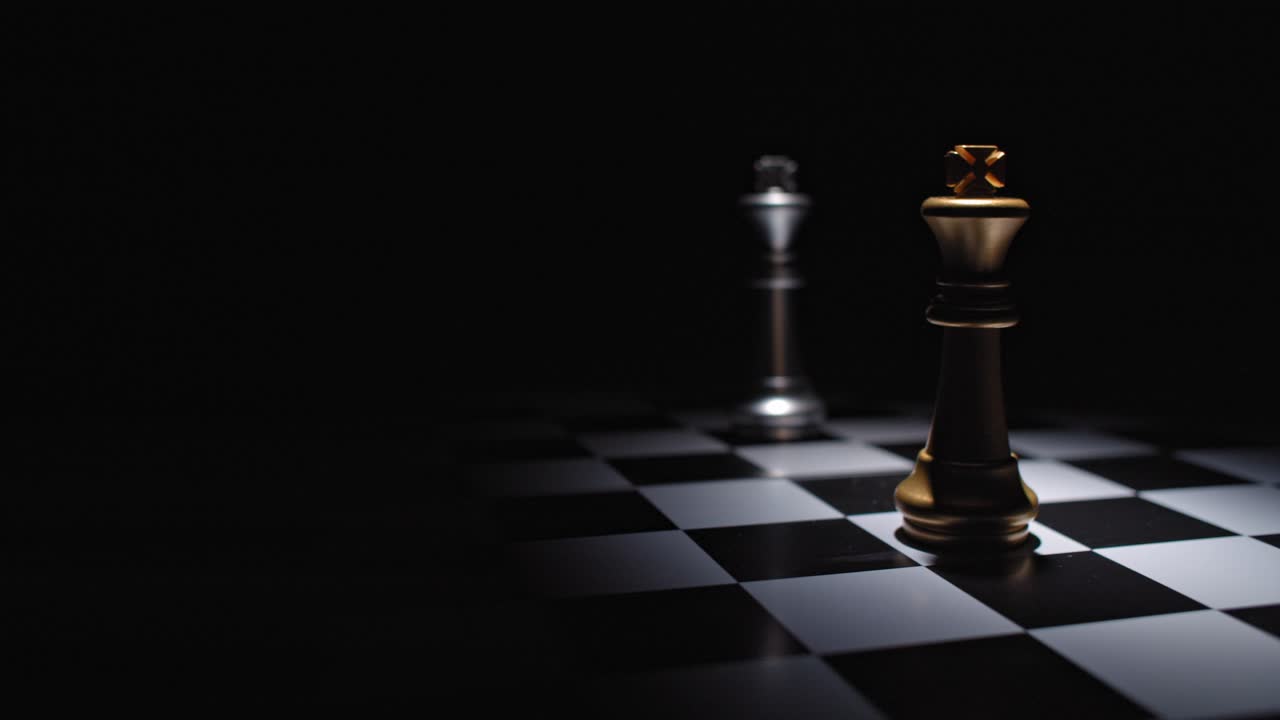 los reyes de oro y plata se enfrentan en un tablero de ajedrez