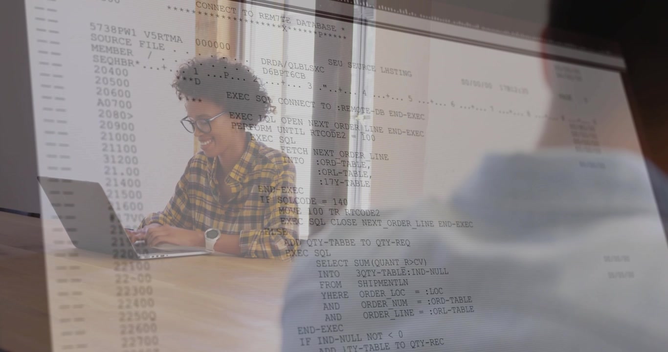 Mujer programando en un portátil vista por encima del hombro, mostrando una superposición de código que se expande por el encuadre para una revisión tecnológica.