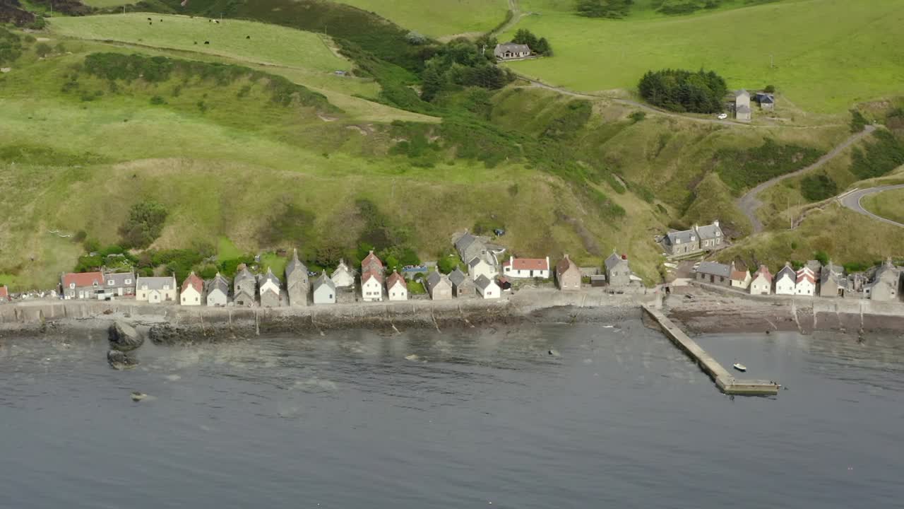 흐린 여름 저녁 애버딘셔 해안선에 있는 크로비 마을의 공중 전망