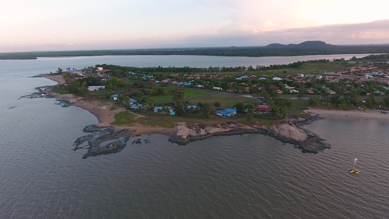 la torre dreyfus en la punta de las rocas por una vista aérea de avión no tripulado. guayana francesa