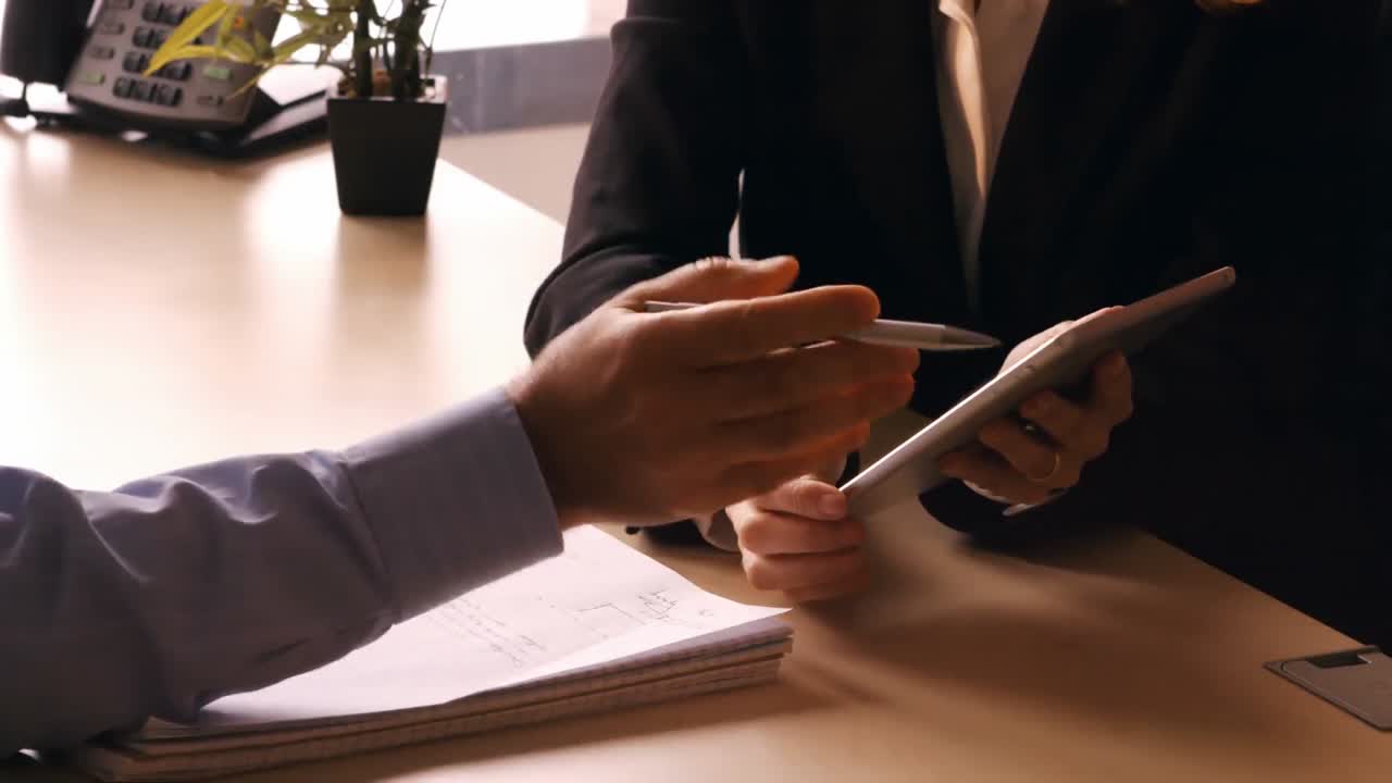 gente de negocios discutiendo sobre una tableta digital