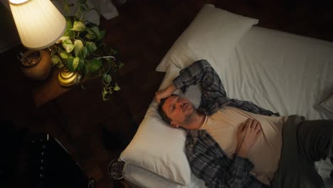 hombre durmiendo en la cama