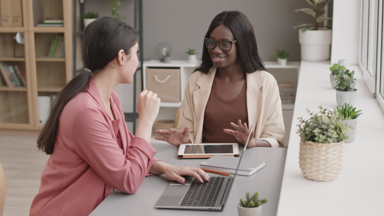 dos mujeres en una reunión