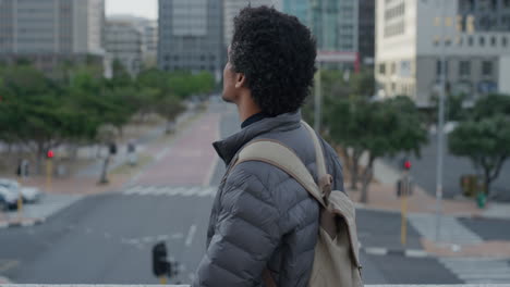 Retrato-Exitoso-Joven-Hombre-De-Negocios-De-Raza-Mixta-Sonriendo-Disfrutando-De-Un-Estilo-De-Vida-Urbano-Profesional-En-La-Ciudad-Empresario-Independiente-Peinado-Afro-Cámara-Lenta