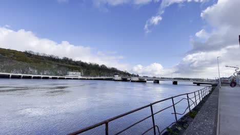 Ver-Si-El-Puente-De-Arroz-Waterford-Cruza-El-Río-Suir,-Puerta-De-Entrada-Al-Sudeste-De-Irlanda