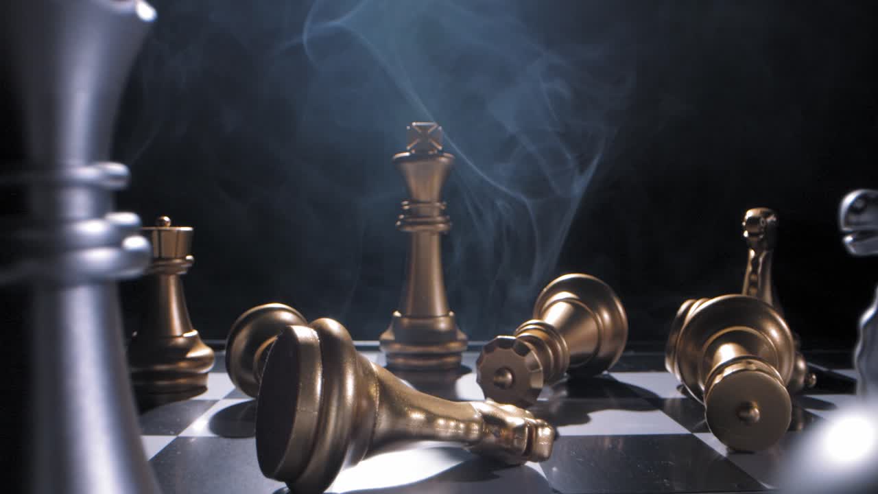 carro en el rey de oro todavía de pie entre piezas de ajedrez derribadas, humo dramático