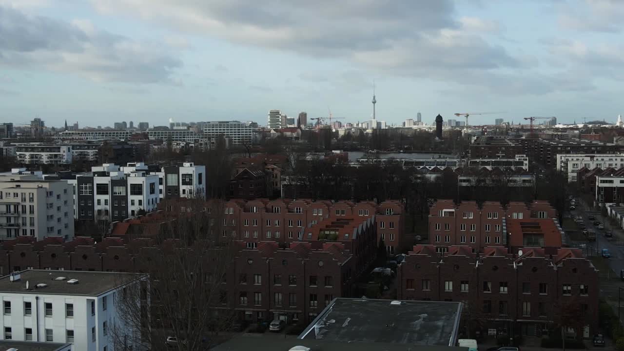 Panoramica ravvicinata di Berlino con drone e cielo nuvoloso