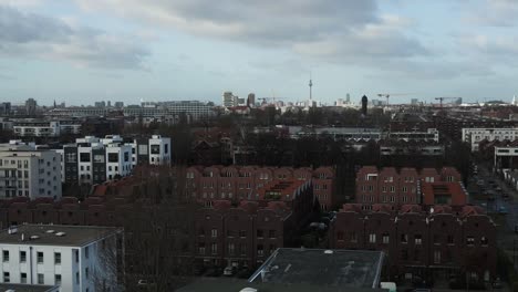 Panorama-De-Drones-Más-Cerca-De-La-Ciudad-De-Berlín-Filmado-Con-Cielo-Nublado