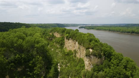 vista aérea de la zona de senderismo de horseshoe bluff con el río mississippi en segundo plano.