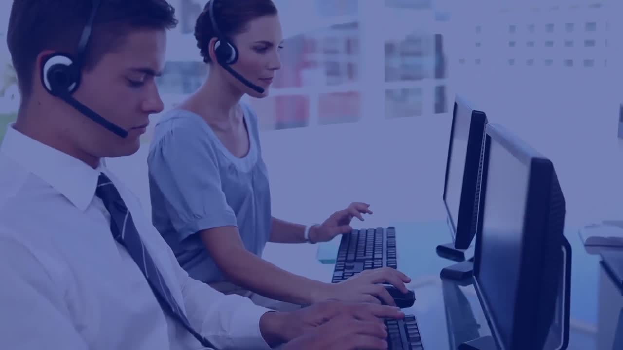 animación de la placa de circuito del procesador sobre personas de negocios que usan auriculares telefónicos