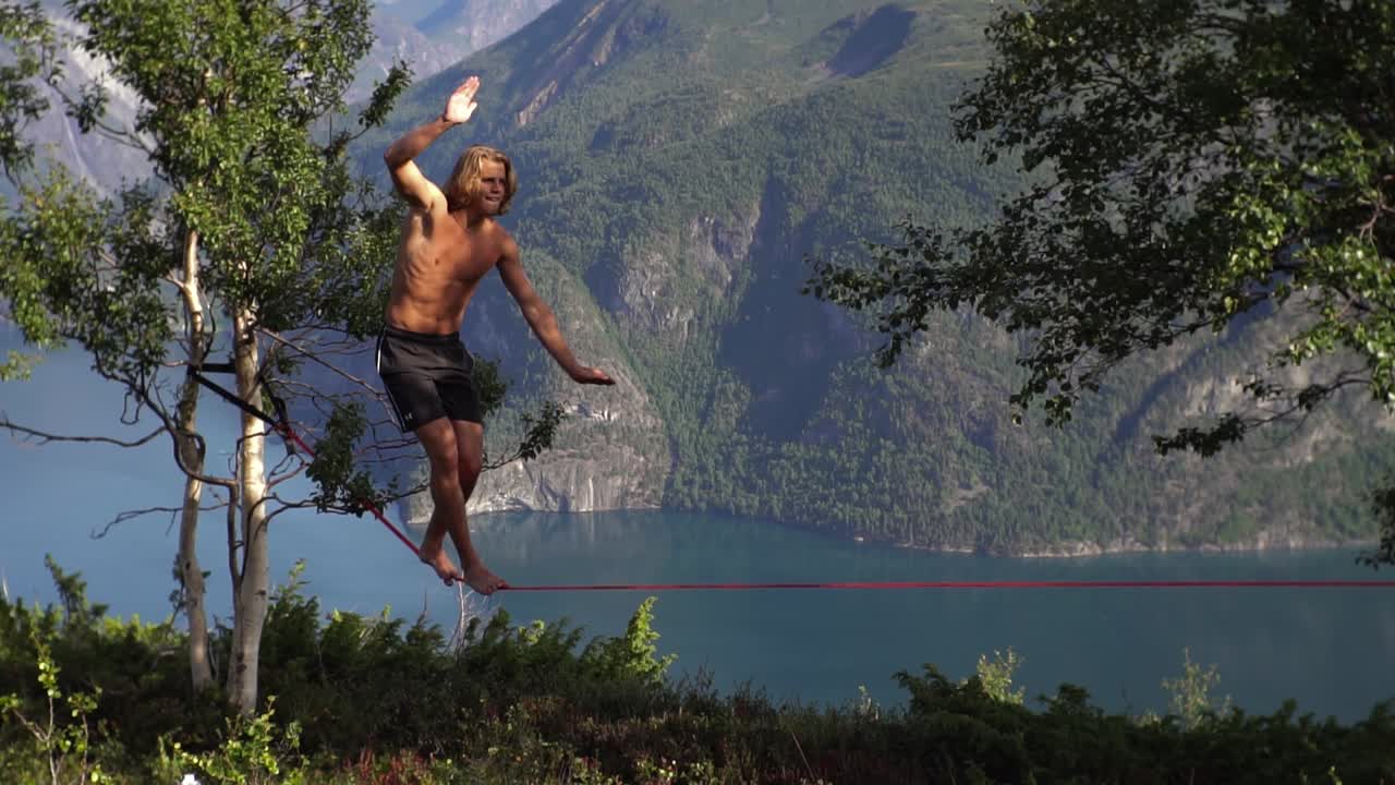 Uomo che cammina su una slackline in un incredibile ambiente naturale all'aperto