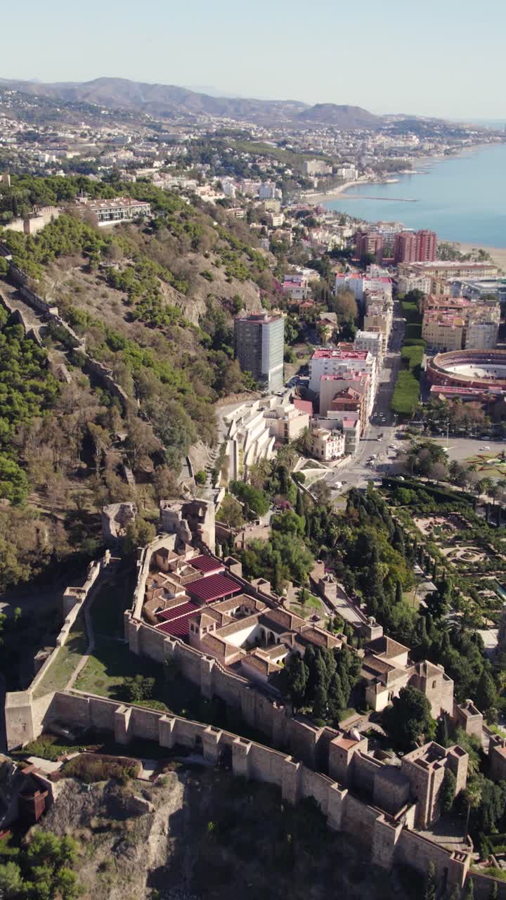 Lodret luftoptagelse fremad over den historiske by Málaga, der afslører hustage og byens udformning