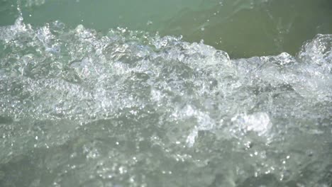 El-Agua-Cristalina-Del-Río-Ganges-Fluye-En-Ganga-Ghat,-Har-Ki-Pauri,-Haridwar,-Uttarakhand,-India