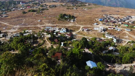 Kleines,-Abgelegenes-Dorf-Auf-Einem-Flachen-Bett-Auf-Der-Bergspitze-Mit-Hellem-Himmel-Am-Morgen-Aus-Einem-Video-Aus-Dem-Oberen-Winkel,-Das-In-Nongnah-Meghalaya,-Indien,-Aufgenommen-Wurde