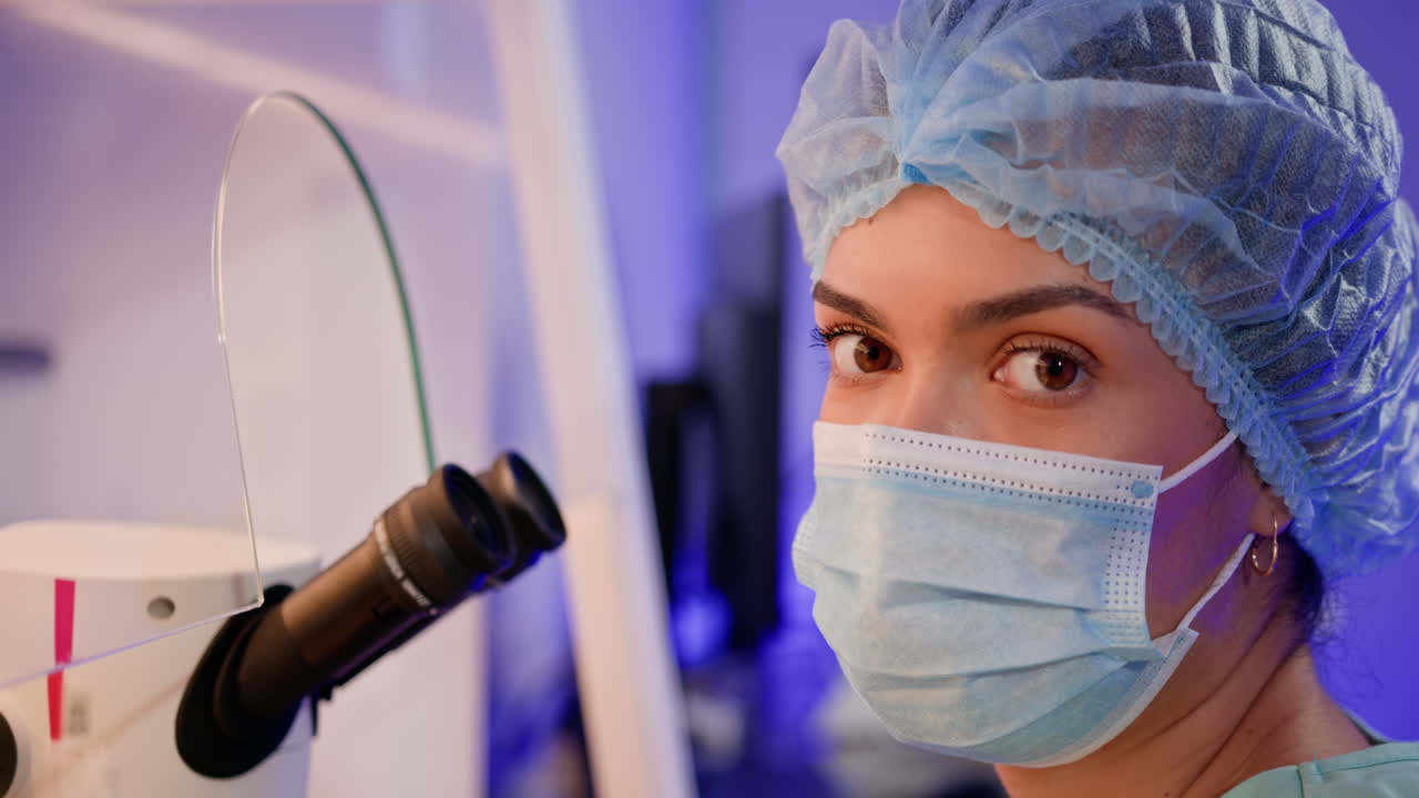 científico que trabaja con el microscopio