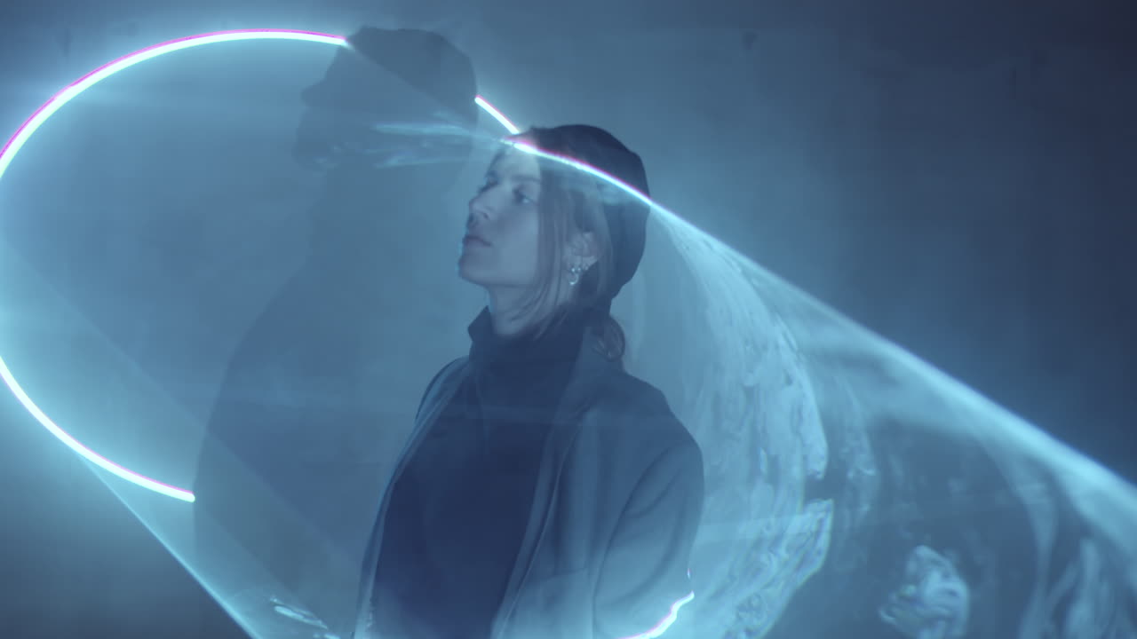 mujer joven de pie en la proyección del túnel láser