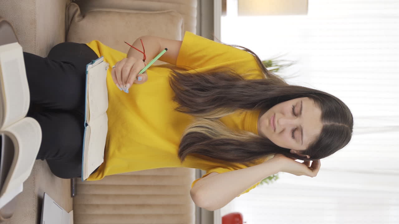 걱정하는 여성 학생의 수직 비디오.