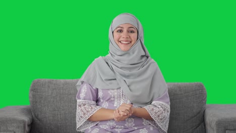 mujer musulmana feliz hablando con la cámara pantalla verde