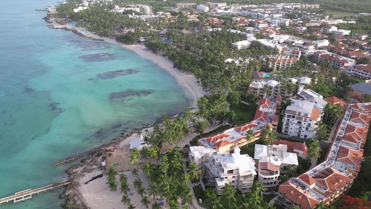 Vista drone della spiaggia di Bayahibe e sfondo di resort di lusso. Mare cristallino con spiaggia bellissima. Repubblica Dominicana