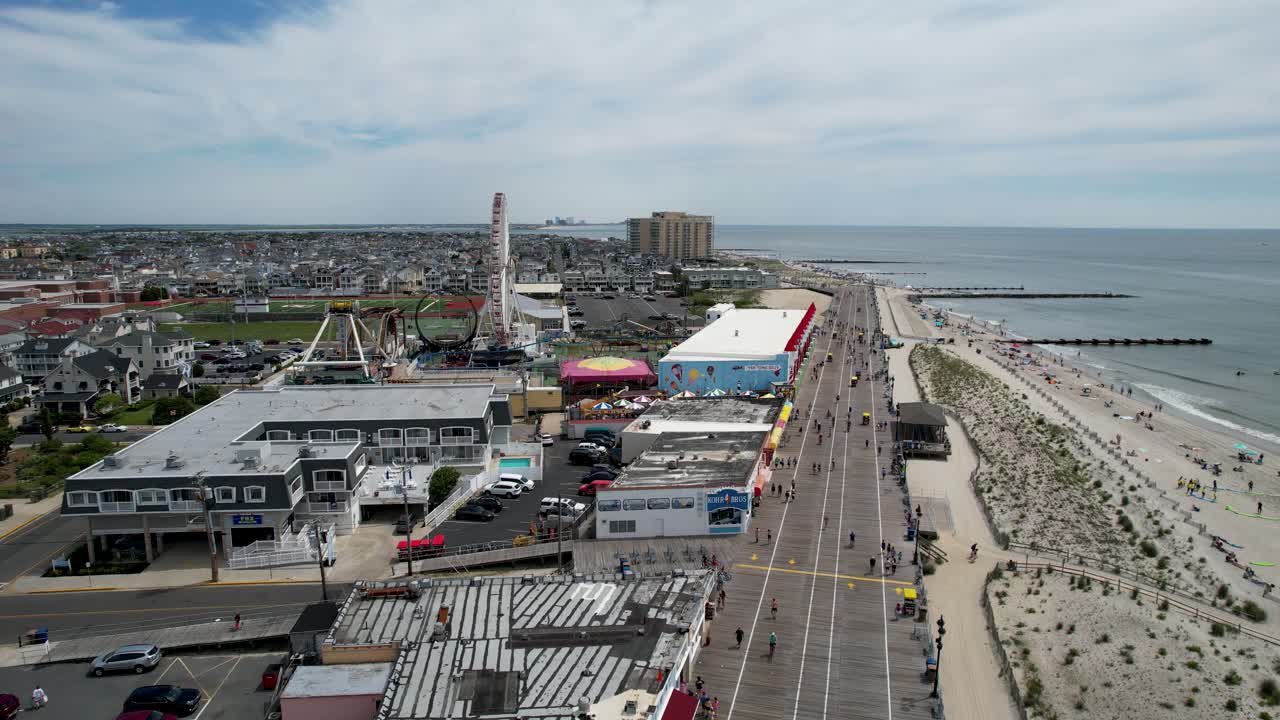 toma ascendente sobre el paseo marítimo en ocean city, nueva jersey