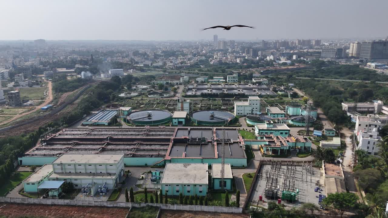 도시 확장과 새로운 발전을 강조하는 드론 촬영 방갈로르의 물 정제기