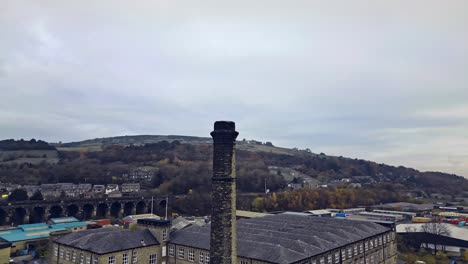 torre de enfriamiento de fábrica en la ciudad industrial, pueblo en el corazón de las colinas de los peninos de west yorkshire