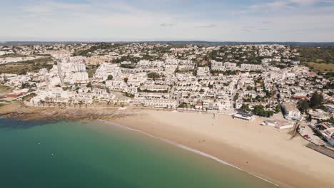 Vista-Aérea-Panorámica-De-La-Playa-Praia-Da-Luz,-Lagos,-Algarve