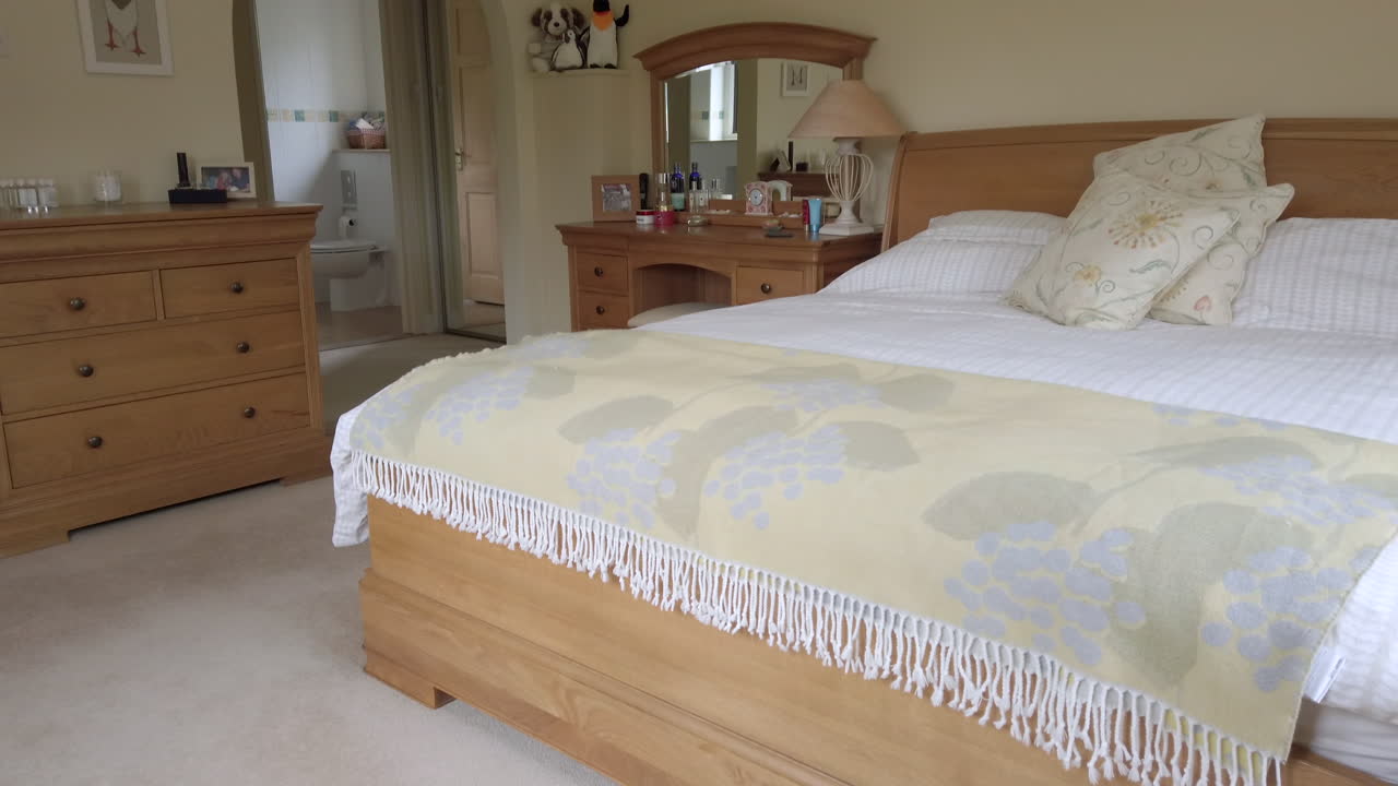 실내 욕실이 있는 마스터 침실의 위쪽 기울기 샷