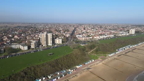 Frinton-En-El-Punto-De-Vista-Del-Dron-Alto-En-El-Mar-4k