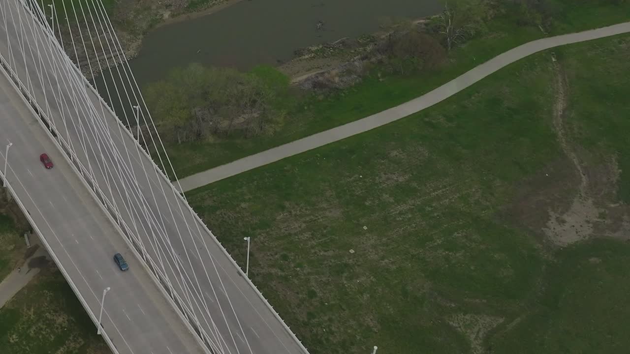 Vista de Dallas, Texas, com ponte na área central