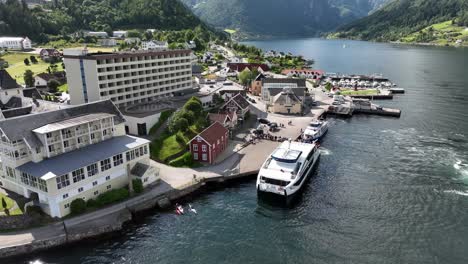 Línea-De-Pasajeros-Esperando-Para-Abordar-El-Catamarán-De-Alta-Velocidad-Vingtor-En-Balestrand,-Noruega---Antena-De-Verano