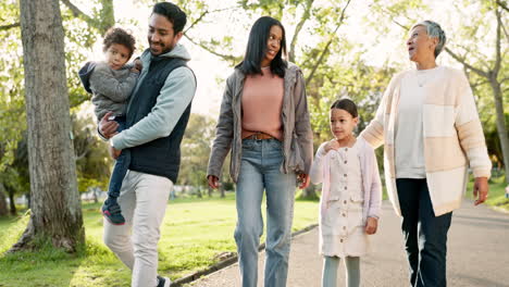 naturaleza, vínculo y familia en un paseo por un parque