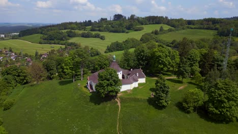 magnífica vista aérea de arriba vuelo alrededor de la capilla en la colina de la montaña, krumlov república checa verano 2023