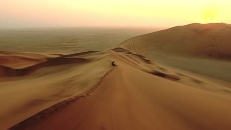 disfrutando de la tranquilidad de un amanecer en el desierto