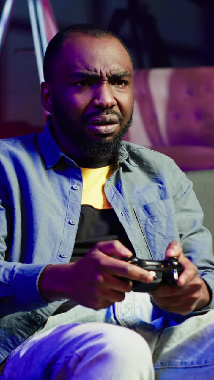 Vertical video Irked gamer annoyed after losing in online singleplayer videogame
