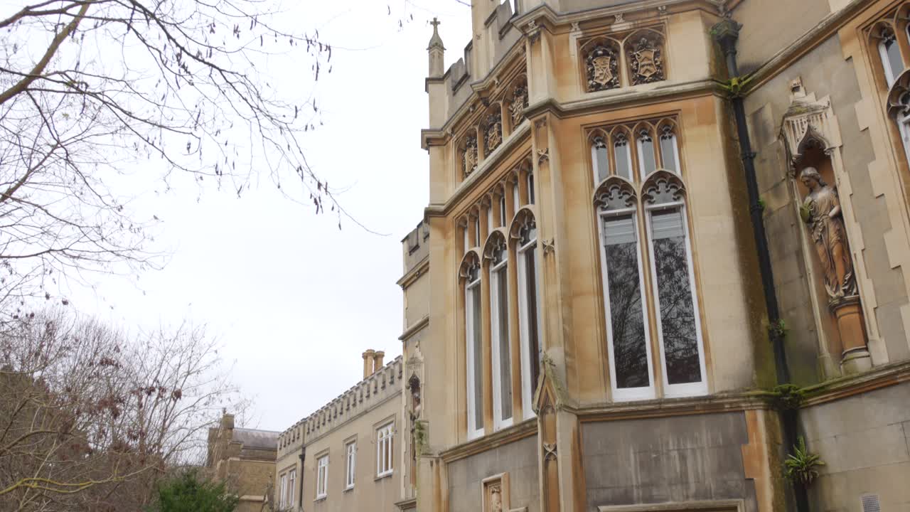 inclinado hacia abajo disparado sobre la casa y el jardín de strawberry hill en el área de twickenham, gran londres, reino unido en un día nublado