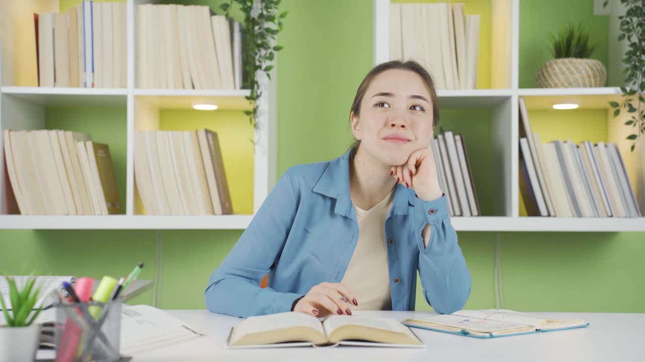 una colegiala adolescente asiática pensando en sus sueños y sintiéndose feliz.