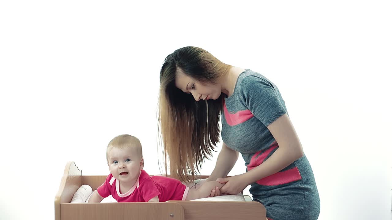 어머니 는 아기 에게 마사지 를 해 준다