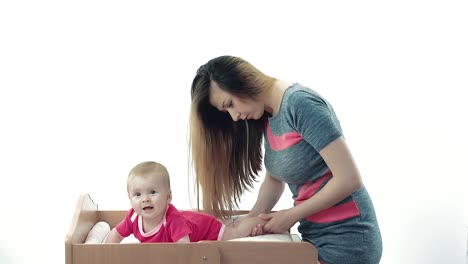 la madre hace masajear a su bebé