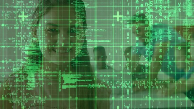 Kvindelig underviser underviser studerende i et klasseværelse, AR-scanning med skiftende grønt gitter overvåger engagement.